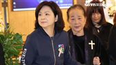 袁惟仁出殯！老母親靠楊貴媚攙扶離去