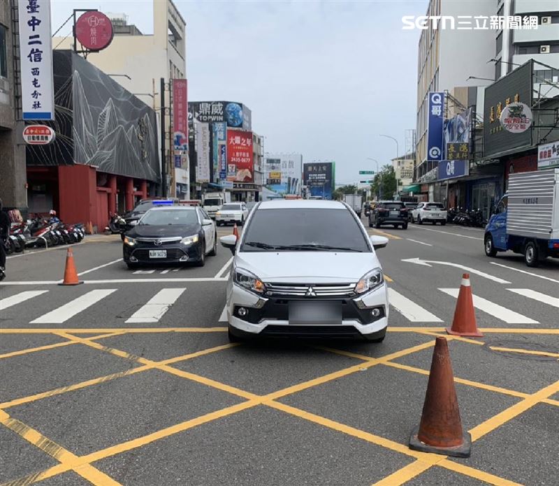 75歲嬤疑似未注意車前狀況,攔腰撞飛正在過馬路的男子。(圖/翻攝畫面)