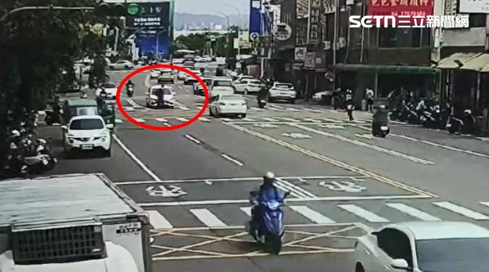 台中男過馬路遭75歲嬤開車撞飛,倒地痛苦哀號。(圖/翻攝畫面)