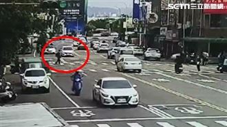 台中75歲嬤開車鬼遮眼！路口直衝撞飛行人