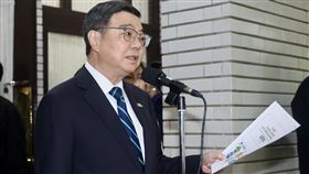 卓榮泰：啟動油價雙緩漲與緊急緩漲機制中東戰事未歇，導致國際油價推升。行政院長卓榮泰10日在立法院受訪表示，針對汽柴油部分，除了已有的雙緩漲機制外，再啟動緊急緩漲機制，同時並行，盼降低民眾負擔，也會強化跨部會對於民生商品價格的監測機制，隨時做機動的調整。中央社記者張皓安攝　115年3月10日