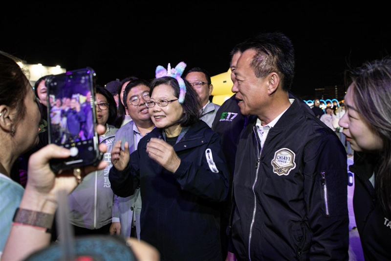 9日晚間前總統蔡英文赴嘉義參觀今年的台灣燈會,一旁陪同的還有嘉義縣長翁章梁、立委蔡易餘等人。(圖/翻攝自翁章梁臉書)