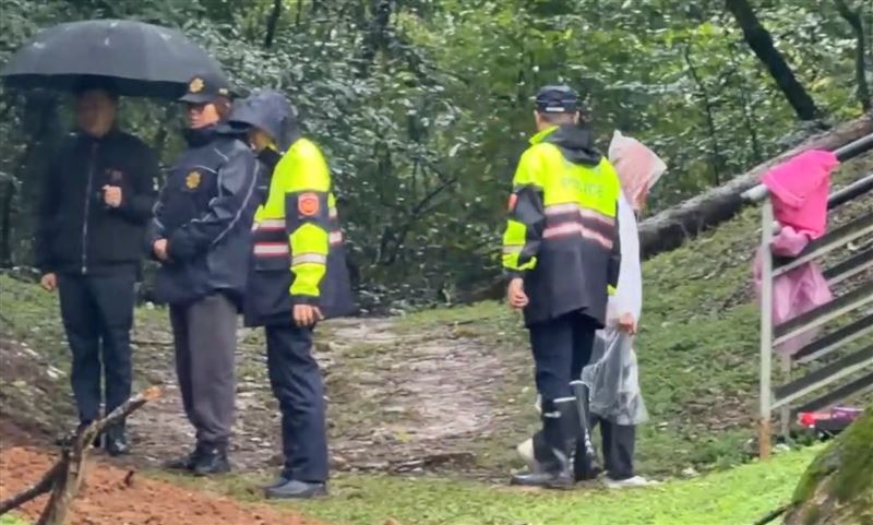 桃園18歲女公園埋嬰屍 警深夜搜索