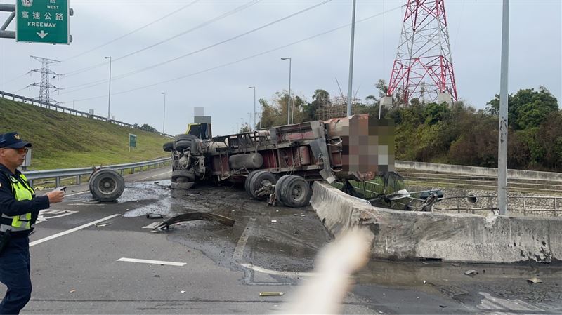 新／交流道砂石車自撞！現正搶救中