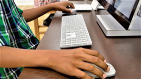 澳洲祭出近年最嚴格的網路年齡使用限制法規。（示意圖／PIXABAY）