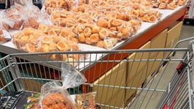 社群上會員討論好市多食物賣不完怎麼辦，發現會捐給食物銀行或社福機構，台灣還會在打烊前提供試吃。(圖／臉書社團「Costco好市多商品消費心得分享區」)