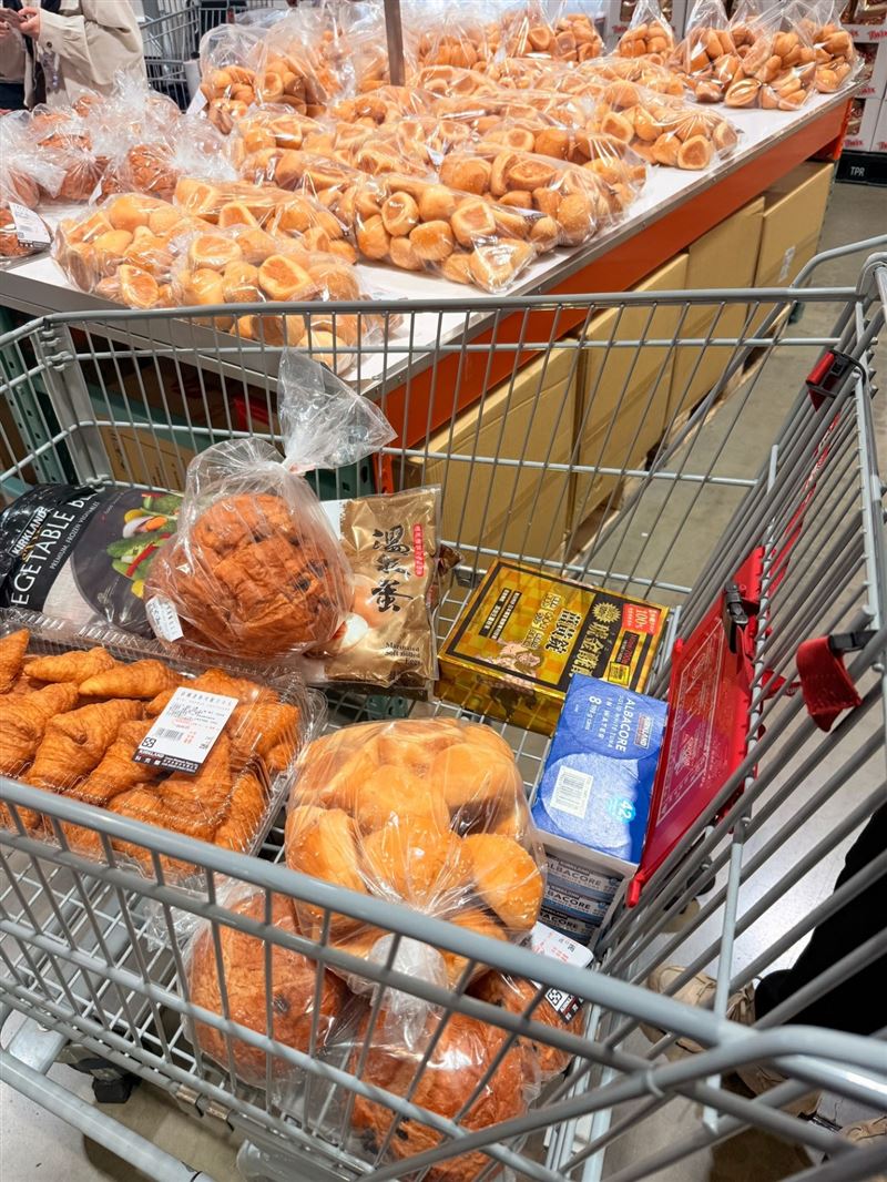 社群上會員討論好市多食物賣不完怎麼辦，發現會捐給食物銀行或社福機構，台灣還會在打烊前提供試吃。(圖／臉書社團「Costco好市多商品消費心得分享區」)