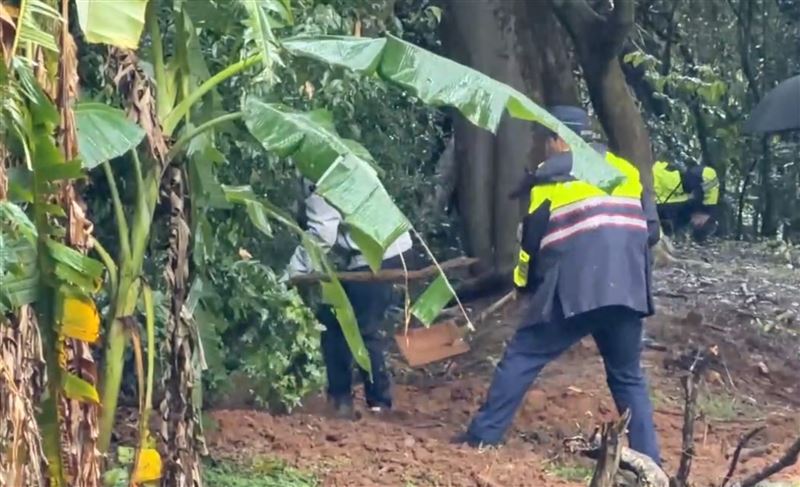 警方接連2日在公園「挖屍」。（圖／翻攝畫面）