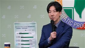 民進黨發言人吳崢召開「重大時事議題民調」記者會（圖／民進黨提供） 