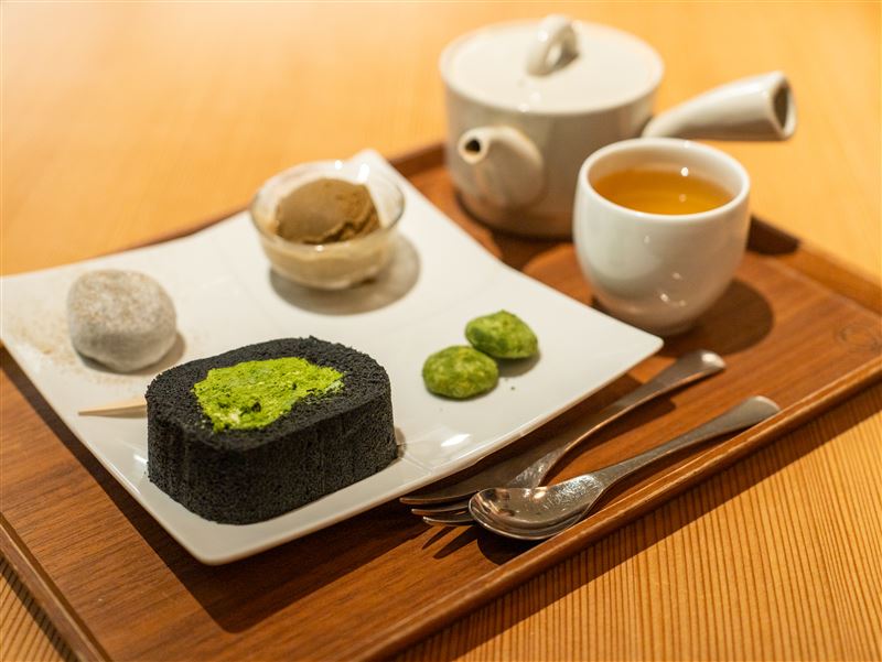 「茶寮 つぼ市製茶本舗 なんば店」嚴選抹茶、焙茶與玄米茶等日本茶品。（圖／南海電鐵提供）