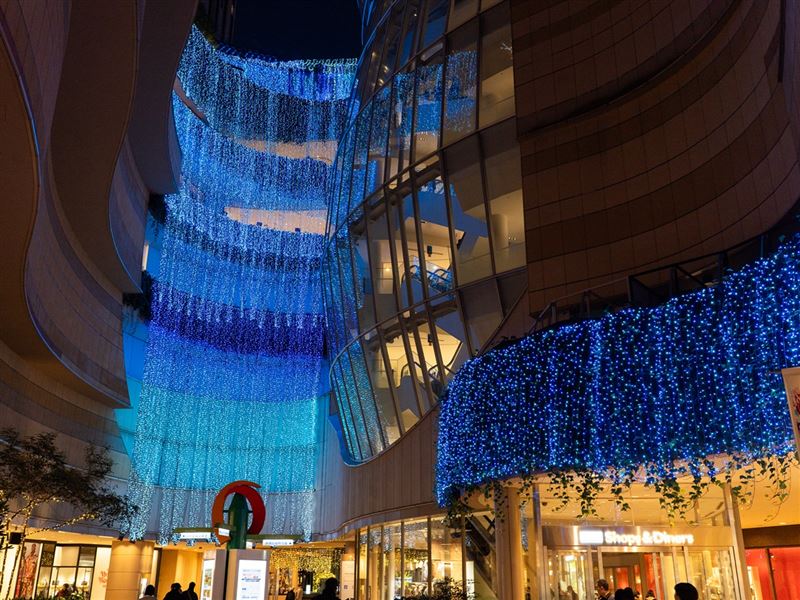 Parks Garden不定期舉辦夜間燈飾活動，是購物與美食兼具的熱門商圈。（圖／南海電鐵提供）