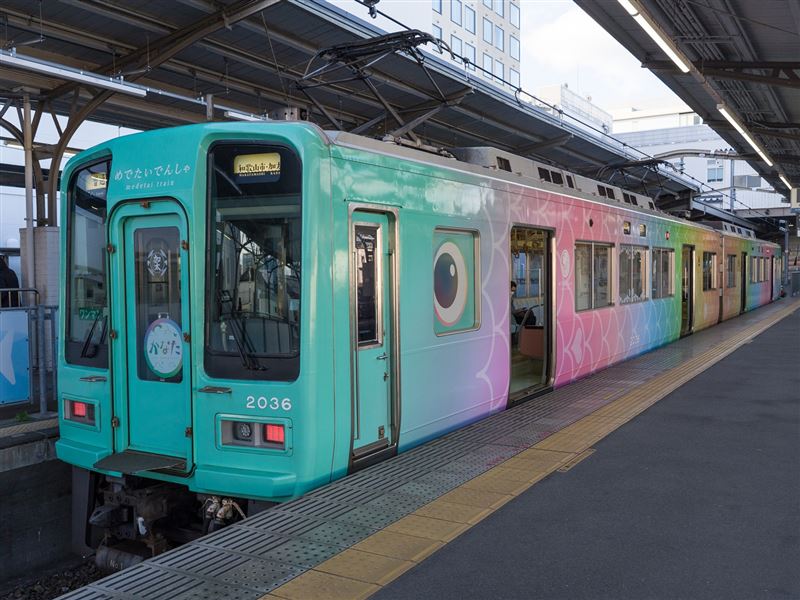 沿線亮點為5款造型各異的「吉慶鯛電車」。（圖／南海電鐵提供）