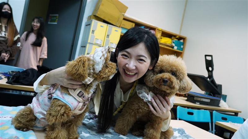 優格姐姐參觀台北海大寵物系，她除了喜歡小朋友，更是愛動物一族，到處追著小動物跑。（圖／台北海大提供）