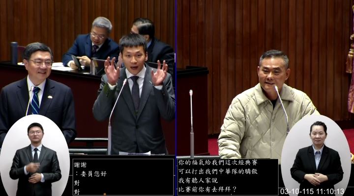 丁學忠質詢李洋,李洋做出台韓大戰的助攻手勢。(圖/翻攝畫面)