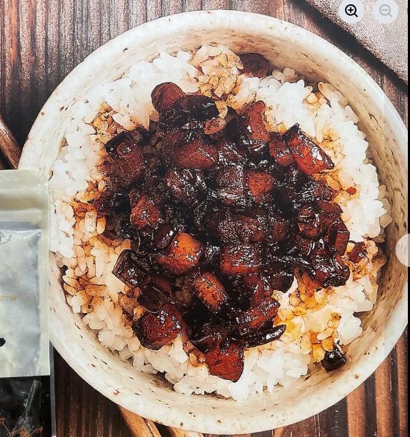 北市萬華區的必比登名店「小王煮瓜」，日前遭民眾爆料指，在店內用餐時於滷肉飯中吃到菸頭。(示意圖／取自「小王之瓜」的臉書)