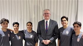 澳洲內政部長博克(中)和五名尋求庇護的伊朗女足隊員合影。（圖／翻攝自X平台 @Tony_Burke）