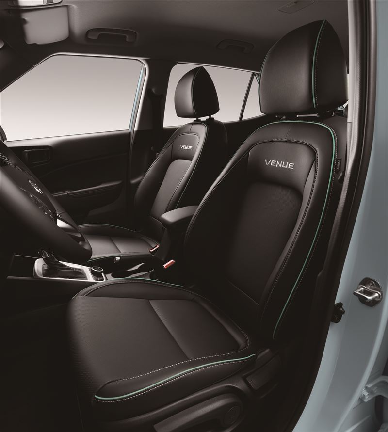 採用專屬「冰川藍管條」打孔黑色座椅，搭配夜幕黑內裝。（圖／Hyundai提供）