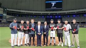 富邦大董送240萬元紅包表揚WBC悍將代表。（圖／富邦悍將提供） 