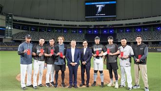 表揚WBC悍將之光　富邦大董送240萬元紅包