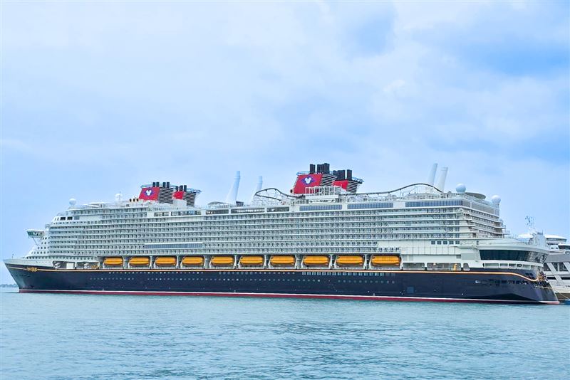 亞洲第一艘迪士尼遊輪「迪士尼探險號（Disney Adventure）」，3月10日起正式在新加坡啟航。（圖／可樂旅遊）／可樂旅遊提供）