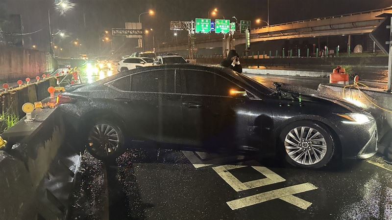 潘男的車打橫卡住北上入口匝道。（圖／翻攝畫面）
