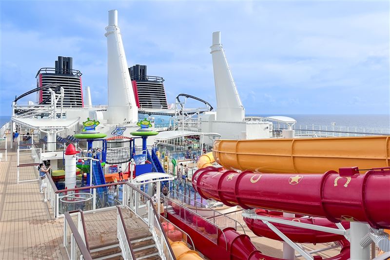 甲板上除了有超過250公尺、全球最長海上雲霄飛車，還有家庭泳池、水滑梯和互動戲水區等設施。（圖／可樂旅遊提供）