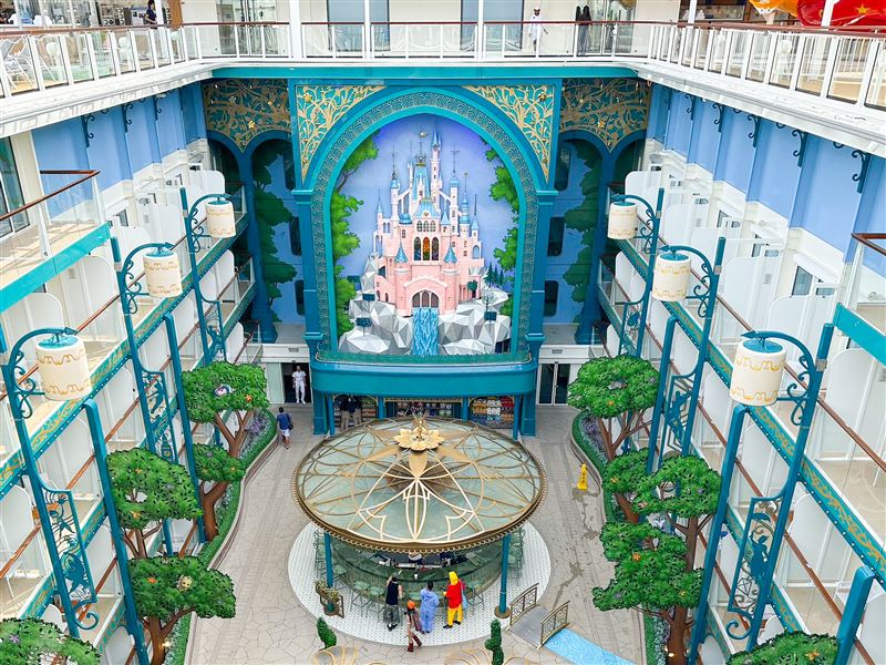 Disney Imagination Garden可以看見三層樓高、宛如童話書中城堡的藝術建築，並有經典迪士尼故事現場演出。（圖／可樂旅遊提供）