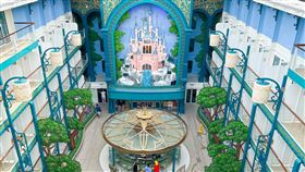 Disney Imagination Garden可以看見三層樓高、宛如童話書中城堡的藝術建築，並有經典迪士尼故事現場演出。（圖／可樂旅遊提供）