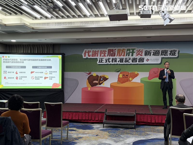台大醫院消化內科主任劉俊人指出，調查中民眾傾向選擇以飲食、運動或是自行購買保健食品作為因應方式，而非「先就醫」的主因在於，過去代謝性脂肪肝炎缺乏具實證支持的藥物。（圖／記者簡浩正攝影）