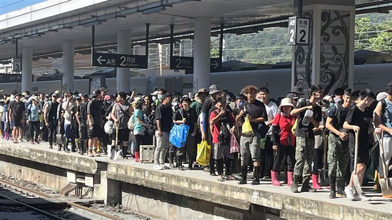 花蓮「鏟子超人」出現真相曝光，原來是第一時間慈濟啟動無人機勘災發現光復鄉災情慘，於是號召志工災區清淤泥。（圖／慈濟基金會提供）