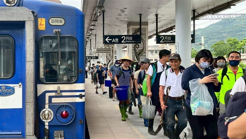花蓮「鏟子超人」出現真相曝光，原來是第一時間慈濟啟動無人機勘災發現光復鄉災情慘，於是號召志工災區清淤泥。（圖／翻攝自台鐵）