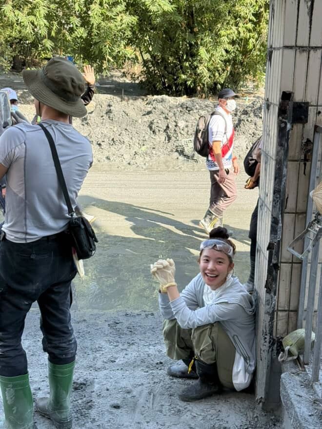 花蓮「鏟子超人」出現真相曝光，原來是第一時間慈濟啟動無人機勘災發現光復鄉災情慘，於是號召志工災區清淤泥。（圖／李多慧經紀人提供）