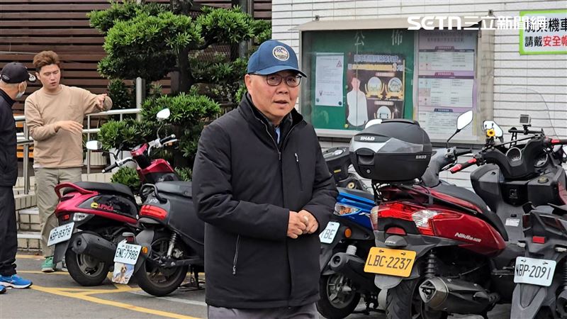 金錢豹創辦人袁昶平現身殯儀館,送別一起長大的好兄弟王其俊。(圖/記者吳泊萱攝影)