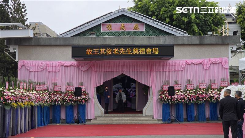 金錢豹董事長王其俊告別式莊嚴肅穆,預計將有數百位集團員工及政商界人士到場悼念。(圖/記者吳泊萱攝影)