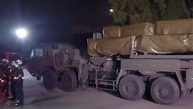 日本自衛隊趁著夜色將國產長程飛彈運進熊本基地，並未事先通知當地居民，引發地方強烈反彈。（圖／翻攝自X平台 @songs349）