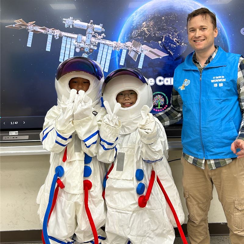 「WINWIN打包勝利營隊」開的「太空美語營」，讓孩子在英語環境了解太空領域。（圖／業者提供）