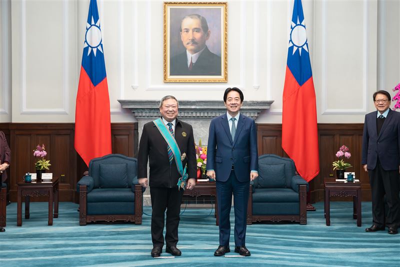 總統賴清德頒授中華奧林匹克委員會榮譽主席林鴻道「一等卿雲勳章」(圖/總統府提供)