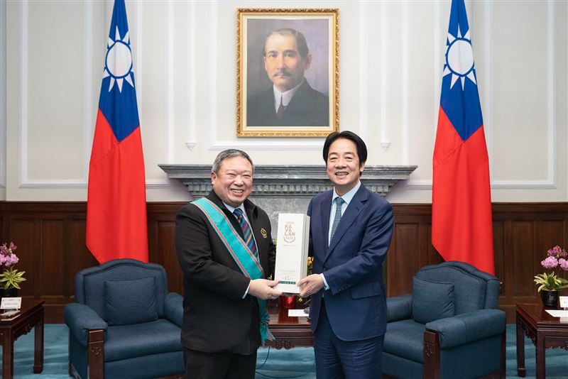 總統賴清德頒授中華奧林匹克委員會榮譽主席林鴻道「一等卿雲勳章」(圖/總統府提供)