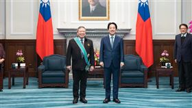 總統賴清德頒授中華奧林匹克委員會榮譽主席林鴻道「一等卿雲勳章」（圖／總統府提供） 