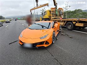 千萬橘小牛國道撞護欄　輾異物失控維修慘（圖／翻攝畫面）