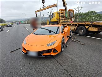 千萬橘小牛國道撞護欄　輾異物失控維修慘