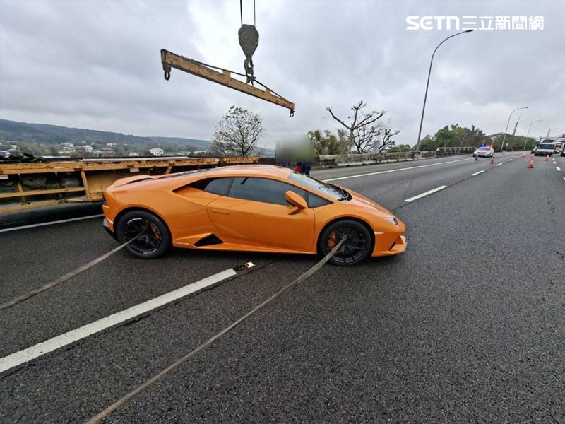 強大撞擊力道造成超跑左側兩顆輪胎及鋼圈嚴重刮損，車身也留有多處輕微刮痕。（圖／翻攝畫面）