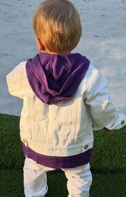 海莉形容孩子嘴裡一直念著「Baby, oh...」，讓她驚呼：「這真的太瘋狂了！」直說兒子彷彿是「小賈2.0」。（圖／翻攝自海莉IG）