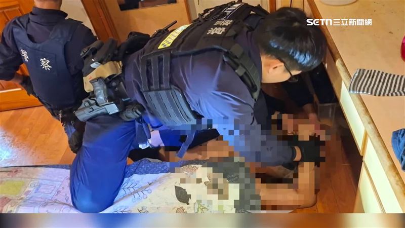 嫌犯遭警方壓制