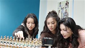 何如芸、周曉涵、項婕如體驗調香　揭「小三偏好香氣」準確率85％。（圖／艾彼新創股份有限公司提供）