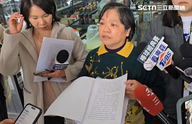 吳母指控在農曆春節前3天收到不起訴書,一家人措手不及,幸好律師在放假前1天提出再議書狀。(圖/記者吳泊萱攝影)