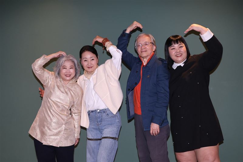 (左起)吳碧蓮、鮑正芳、鄧志鴻、廖慧珍出席《以身相許》記者會。(圖/記者鄭孟晃攝影)