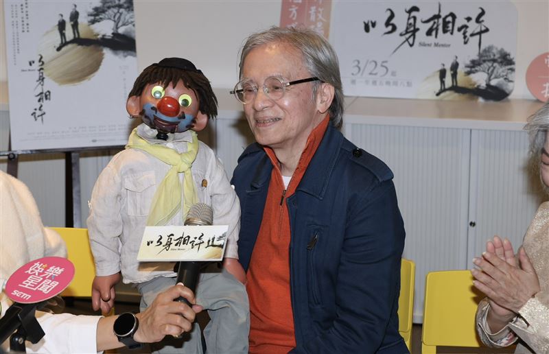 鄧志鴻重現經典腹語。(圖/記者鄭孟晃攝影)