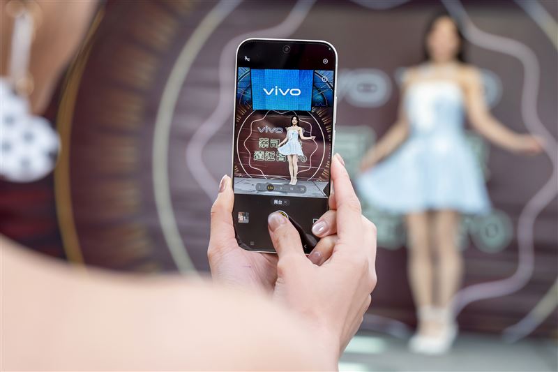 V70首度導入X系列旗艦級「舞台模式」,清晰捕捉偶像的動作與神情