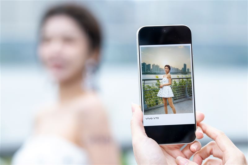 V70系列將AI科技深度融入創作靈魂,「AI魔法換天」一鍵轉換春夏秋冬的氛圍光感,輕鬆將天氣不佳的照片轉換為晴空或暮霞效果